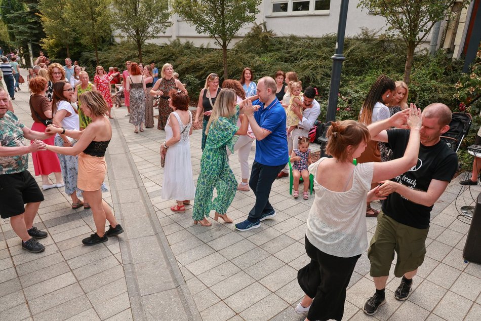 Łódź. Niedzielna potańcówka przy Piotrkowskiej. Łodzianie potrafią się bawić!