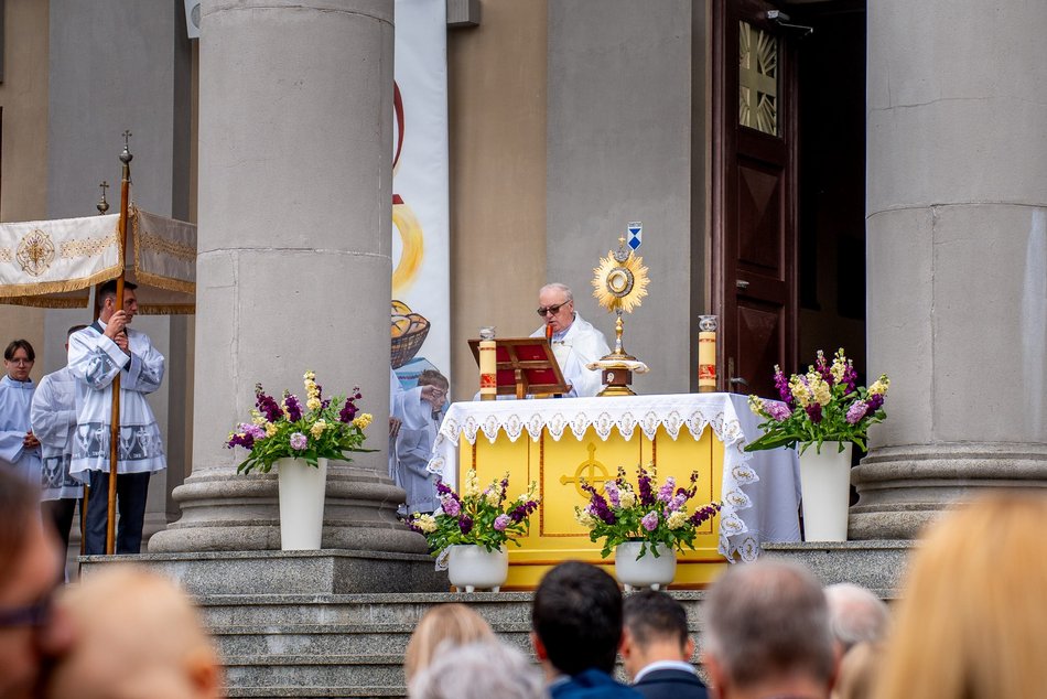 Łódź. Boże Ciało w Łodzi. Procesja z kościoła Matki Boskiej Zwycięskiej przeszła ulicami miasta