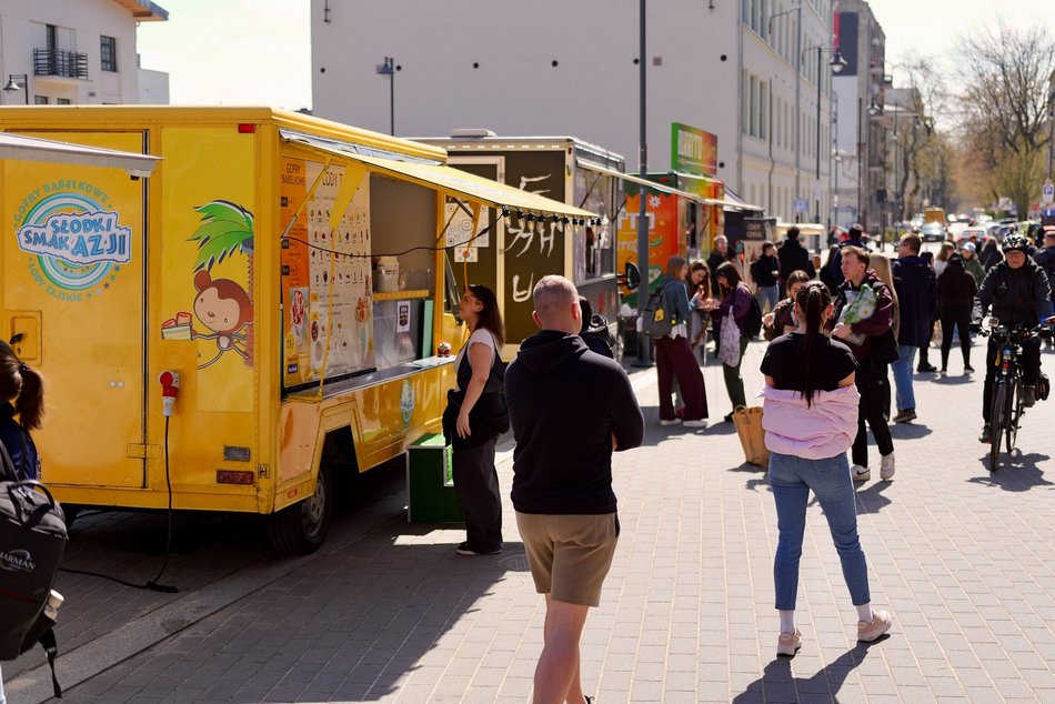 Łódź. Zlot food trucków w EC1 Łódź. Nie chce Ci się gotować? Koniecznie tam zajrzyj!