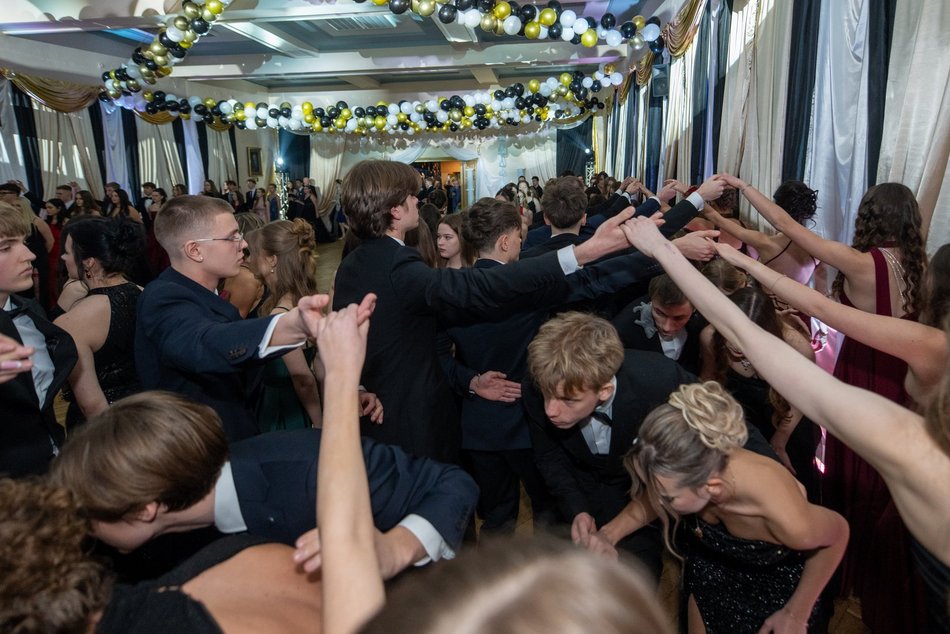 Łódź. Studniówka XXVI LO w Łodzi. Ależ oni zatańczyli... i jak pięknie wyglądali!