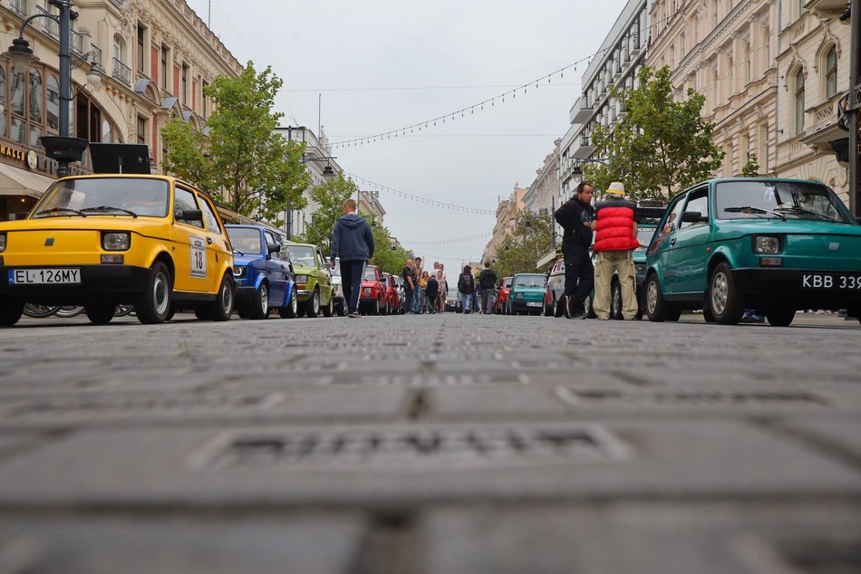 Parada Maluchów w Łodzi 2023. Kolorowe auta przejechały ulicami centrum