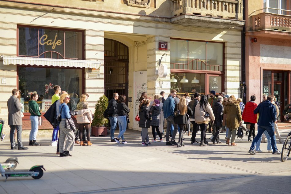Spacerowicze na ul. Piotrkowskiej w Łodzi
