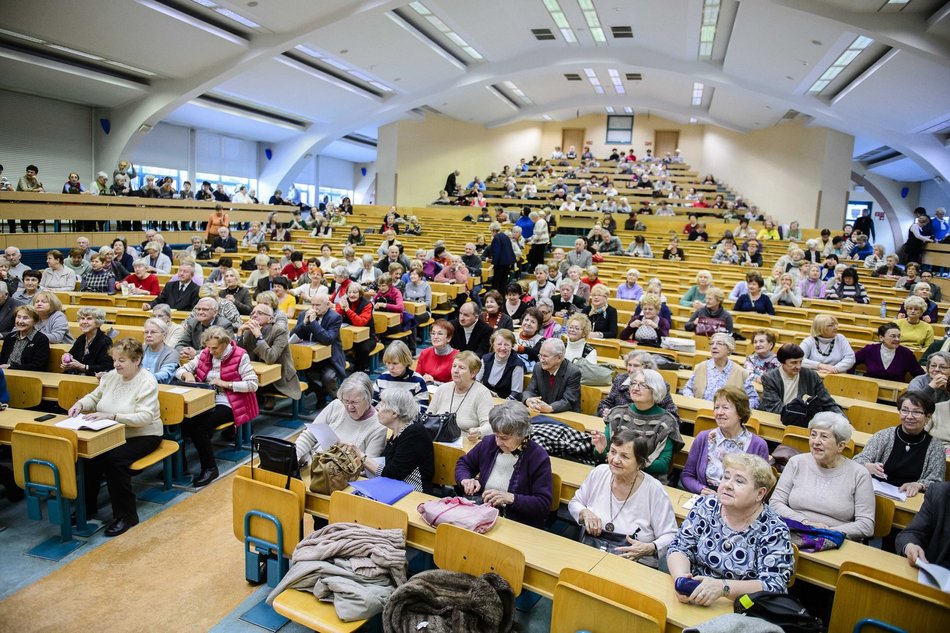 starsi ludzie w auli wykładowej