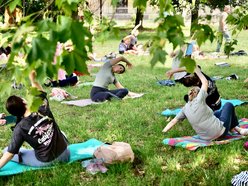 Łódź. Joga na świeżym powietrzu. Chętnych w parku Podolskim w Łodzi nie brakowało