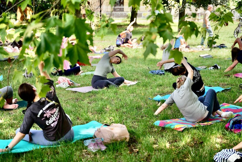 Łódź. Joga na świeżym powietrzu. Chętnych w parku Podolskim w Łodzi nie brakowało
