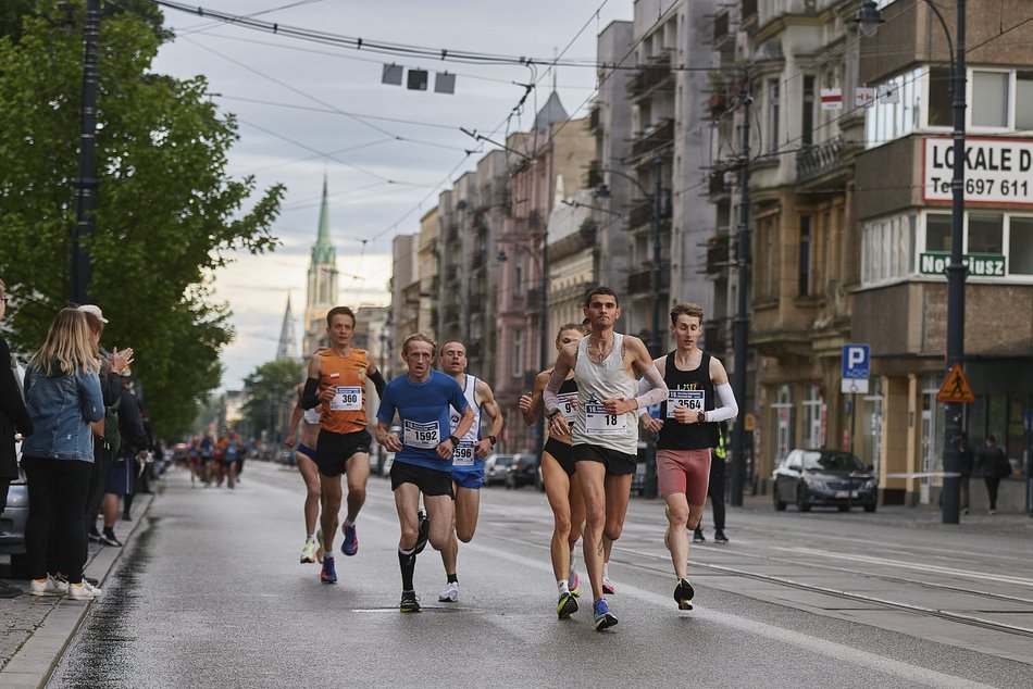 biegacze na ulicy