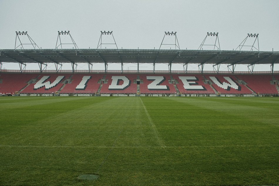 Murawa na stadionach w Łodzi po zimie. Trwają działania regeneracyjne i pielęgnacyjne