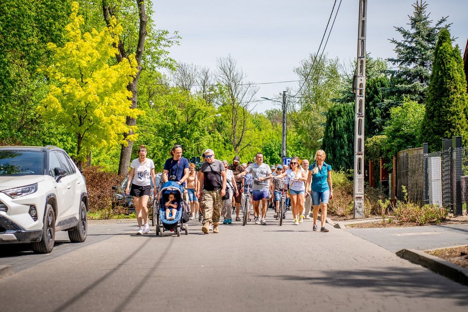 grupa ludzi spaceruje w naturze