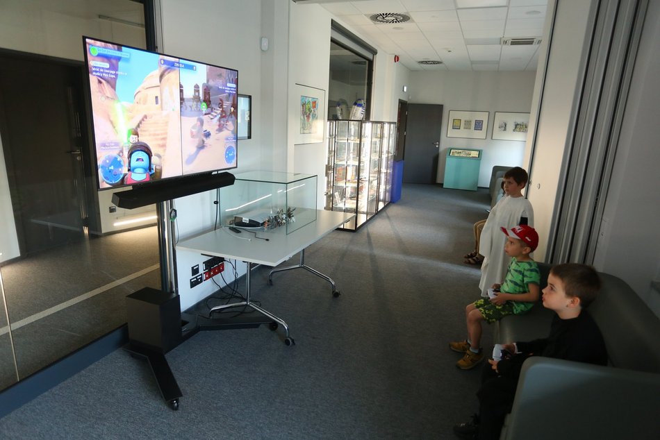 ludzie grają w grę planszową