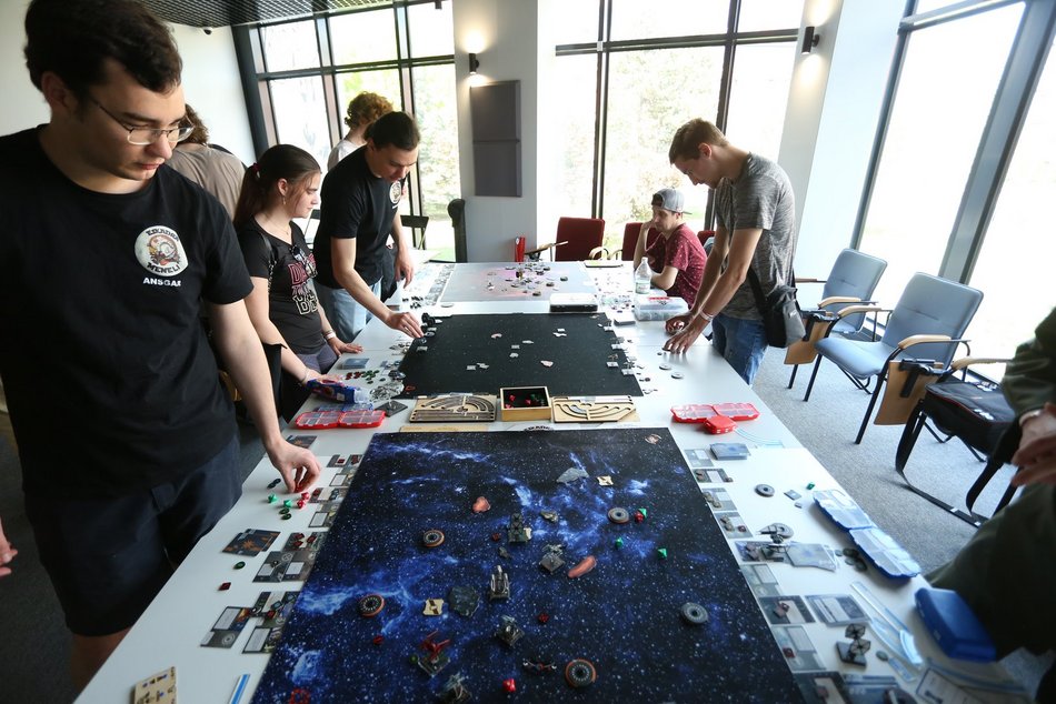 ludzie grają w grę planszową