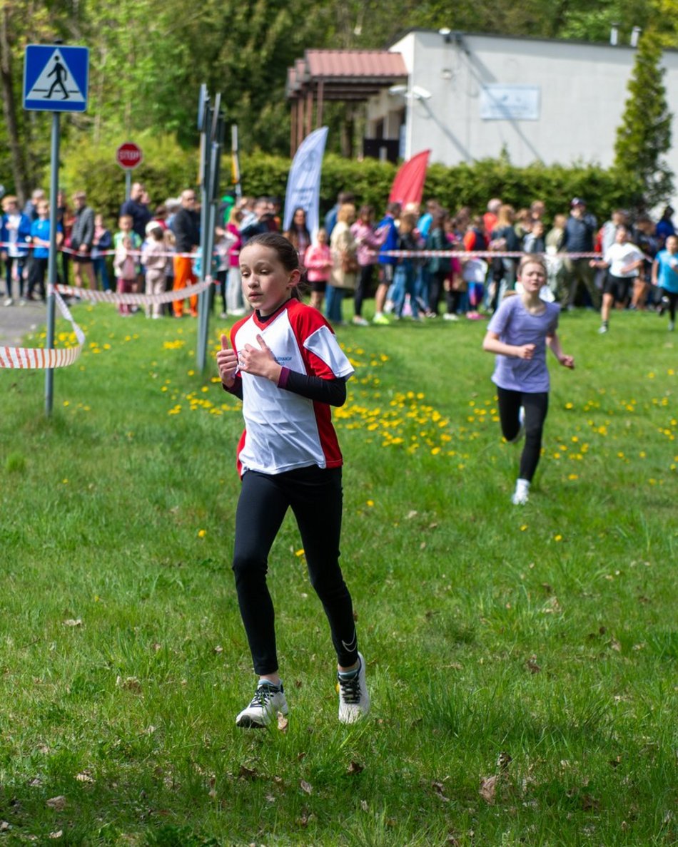 Łódź. XVII Bieg Olimpijczyków w parku Baden-Powella. Rywalizowali uczniowie szkół w Łodzi