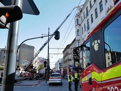 Pożar kamienicy u zbiegu Kilińskiego i Nawrot w Łodzi. Skrzyżowanie zablokowane