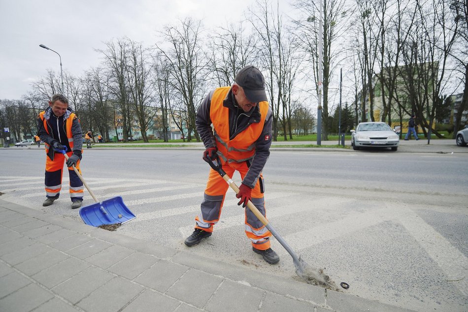 Łódź. Wielka akcja sprzątania w Łodzi nie zwalnia tempa! To przede wszystkim ciężka praca ludzi