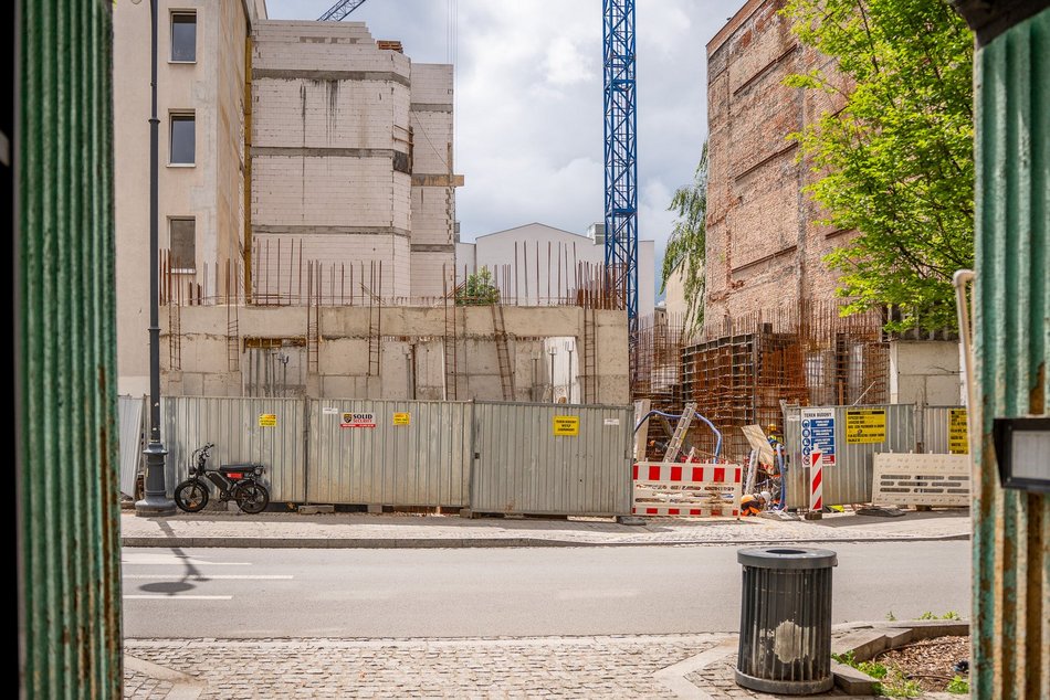 Łódź. Odbudowa zawalonej kamienicy w przy ul. Rewolucji 31 w Łodzi