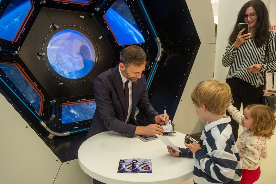 Łódź. Sławosz Uznański-Wiśniewski w EC1 Łódź. Tłumy łodzian na spotkaniu z astronautą