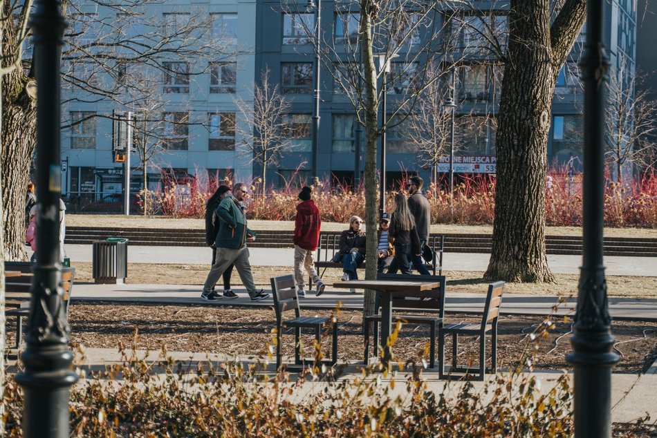 Łódź. Łódź nie tęskni za zimą! Tłumy Łodzian spacerowały po Piotrkowskiej i Parku Staromiejskim