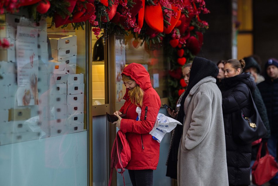 Łódź. Kolejka po pączki