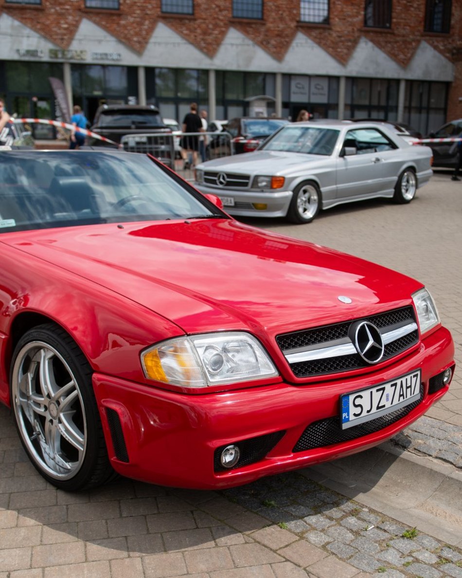 Łódź. Zlot Mercedesów w Ogrodach Geyera w Łodzi. Nie lada gratka dla fanów motoryzacji