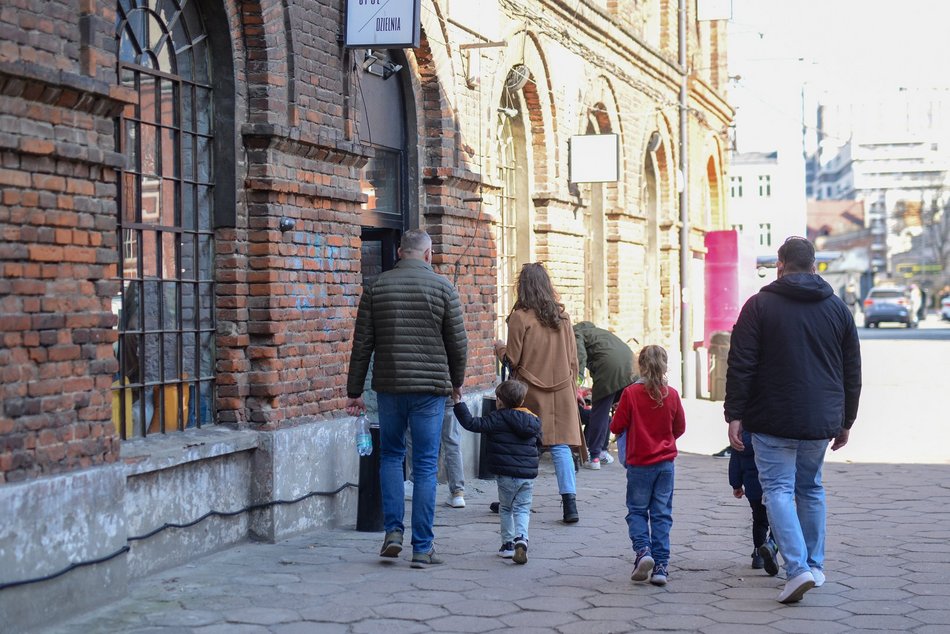 Spacerowicze na ul. Piotrkowskiej w Łodzi