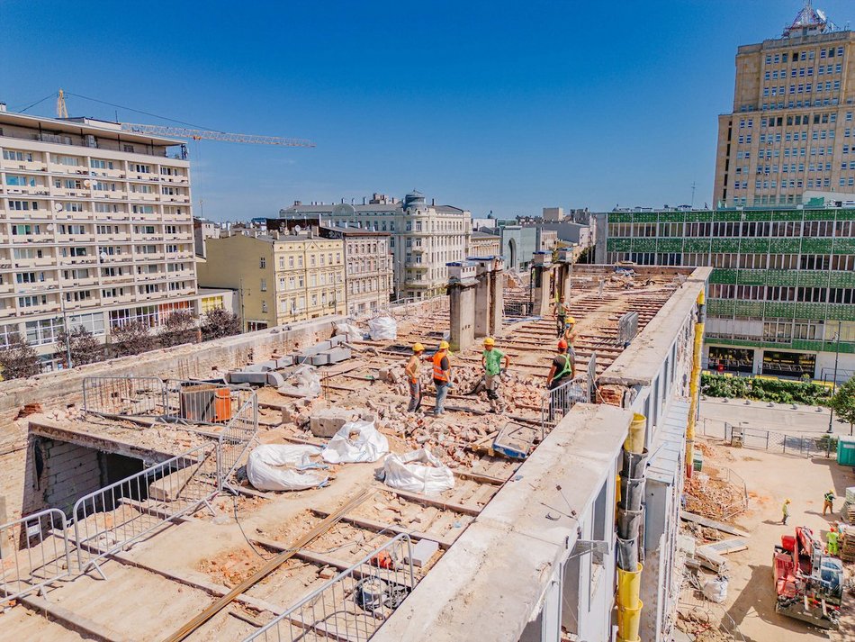Łódź. „Dziura” przy Piotrkowskiej 58 w Łodzi znika na naszych oczach! Prace wystartowały!