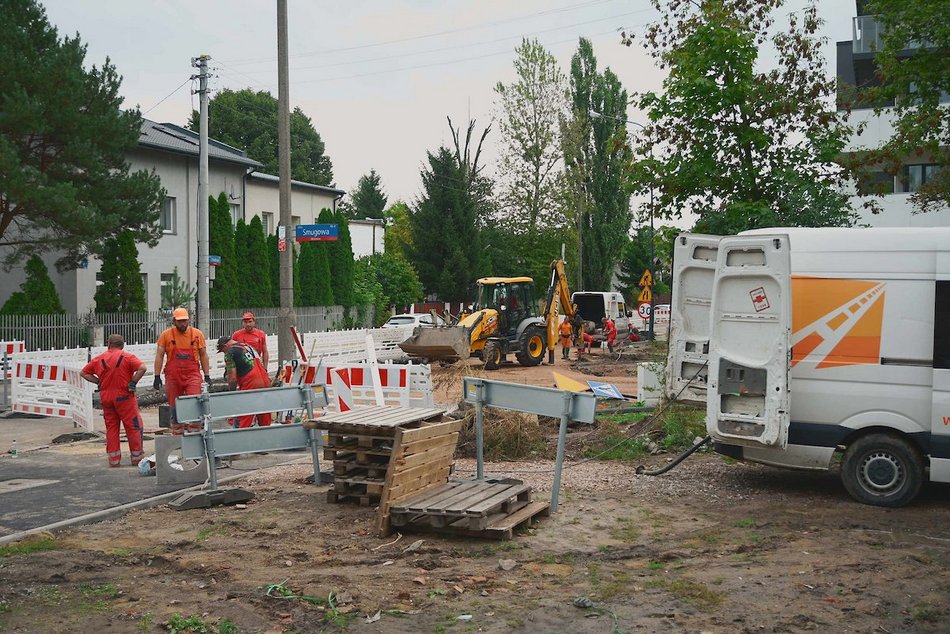 Łódź. Remont Źródłowej. Jest już nowy chodnik. Czas na parkingi i przystanki MPK Łódź