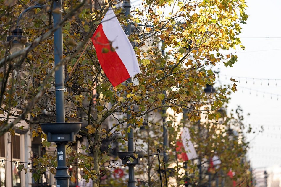 Łódź. Biało-czerwono na Piotrkowskiej. Flagi z okazji Święta Niepodległości