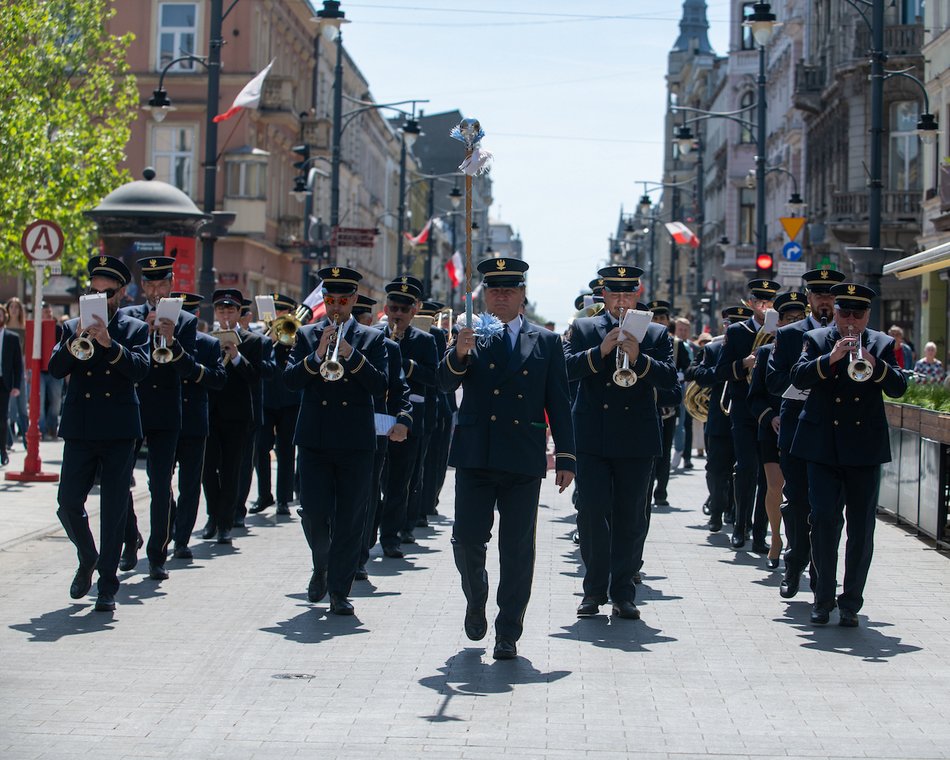 Łódź biało-czerwona. Ulicami miasta przeszedł marsz z okazji Dnia Flagi Rzeczypospolitej Polskiej