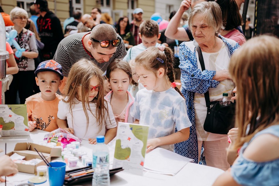 dzieci podczas zabawy