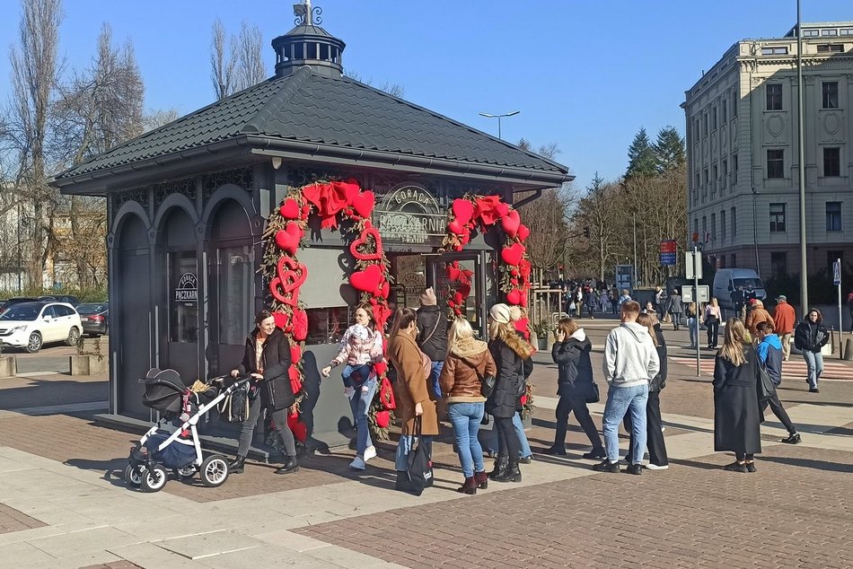 Kolejki do restauracji i piekarni w Łodzi