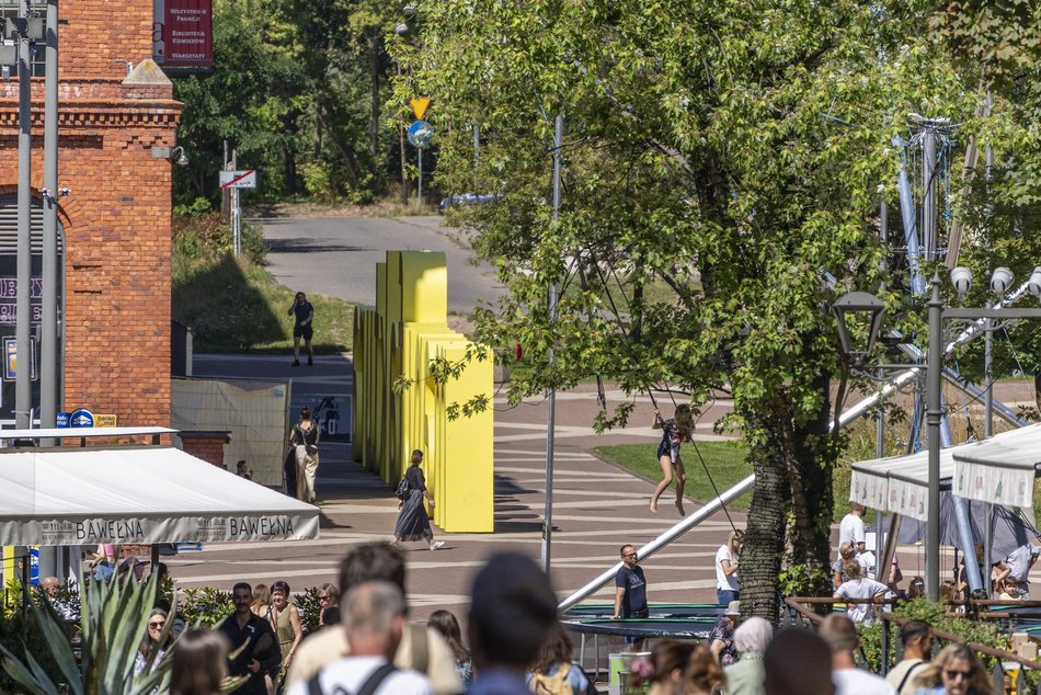 ludzie w centrum miasta