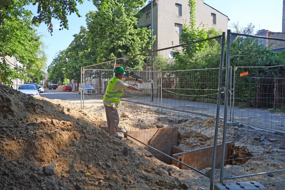 Remont ulicy Lipowej - robotnicy i maszyny na placu budowy