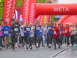 Mini Bieg Ulicą Piotrkowską w Łodzi w deszczu. To nie zepsuło jednak imprezy