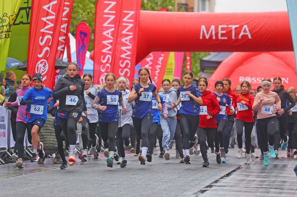 Mini Bieg Ulicą Piotrkowską w Łodzi w deszczu. To nie zepsuło jednak imprezy