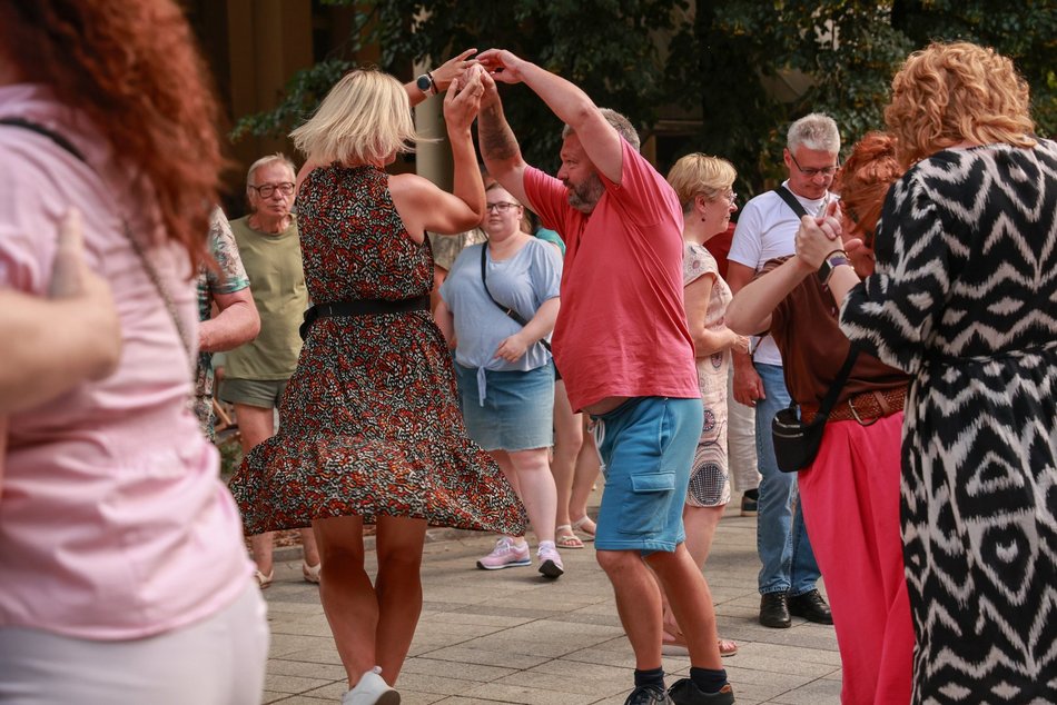 Łódź. Niedzielna potańcówka przy Piotrkowskiej. Łodzianie potrafią się bawić!