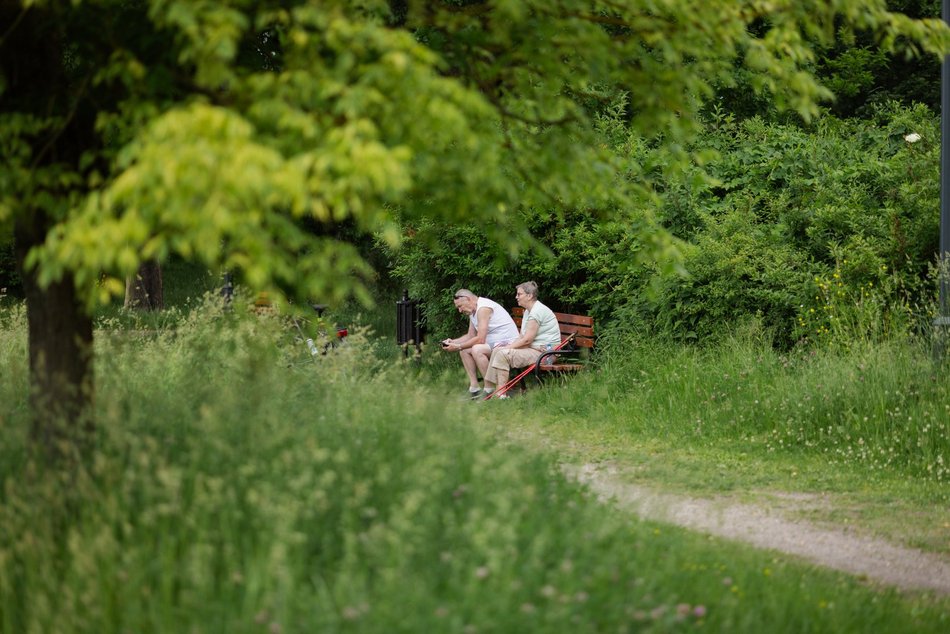 Łódź. Łodzianie spędzają czas wolny w Parku Helenów i Parku Podolskim w Łodzi. Sport i chillout