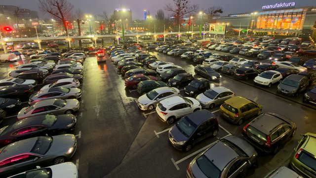 Wybierasz się do Manufaktury w Łodzi? Przygotuj się na szukanie parkingu [ZDJĘCIA]