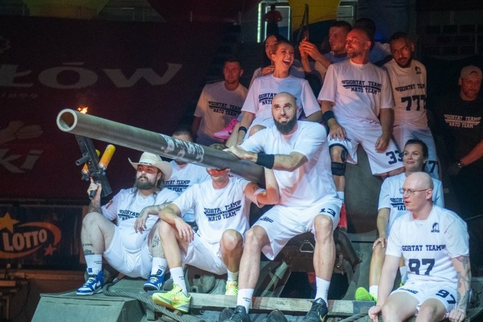 Mecz Gortat Team vs NATO w Łodzi. Czołgi, płomienie i masa sportowych emocji!