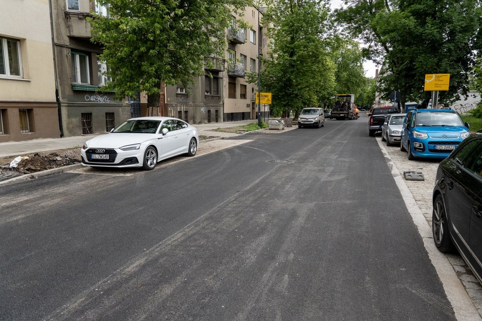 Remont Brzeźnej dobiega końca. Wylali już nowy asfalt