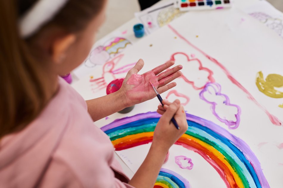 Warsztaty plastyczne dla dzieci - dziewczynka maluje tęczę