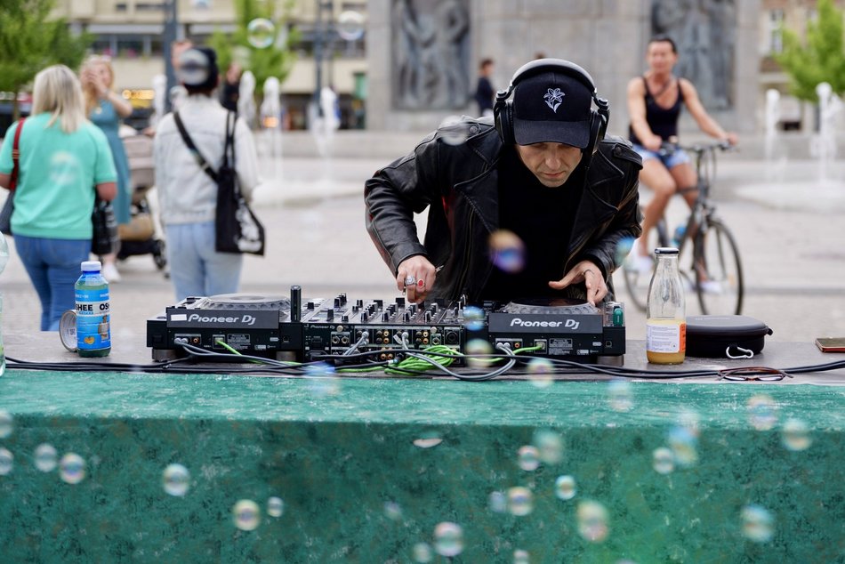 Łódź. Muzyczny plener na placu Wolności w Łodzi. Spora dawka muzyki elektronicznej