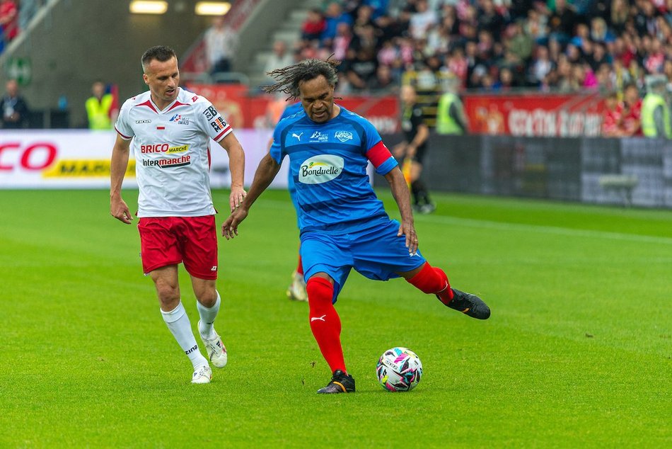 Łódź. Mecz Gwiazd w Łodzi. Na murawie Boniek, Krzynówek, Krychowiak