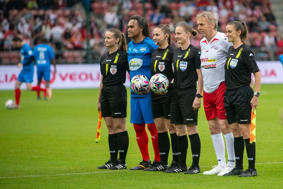 Łódź. Mecz Gwiazd w Łodzi. Na murawie Boniek, Krzynówek, Krychowiak