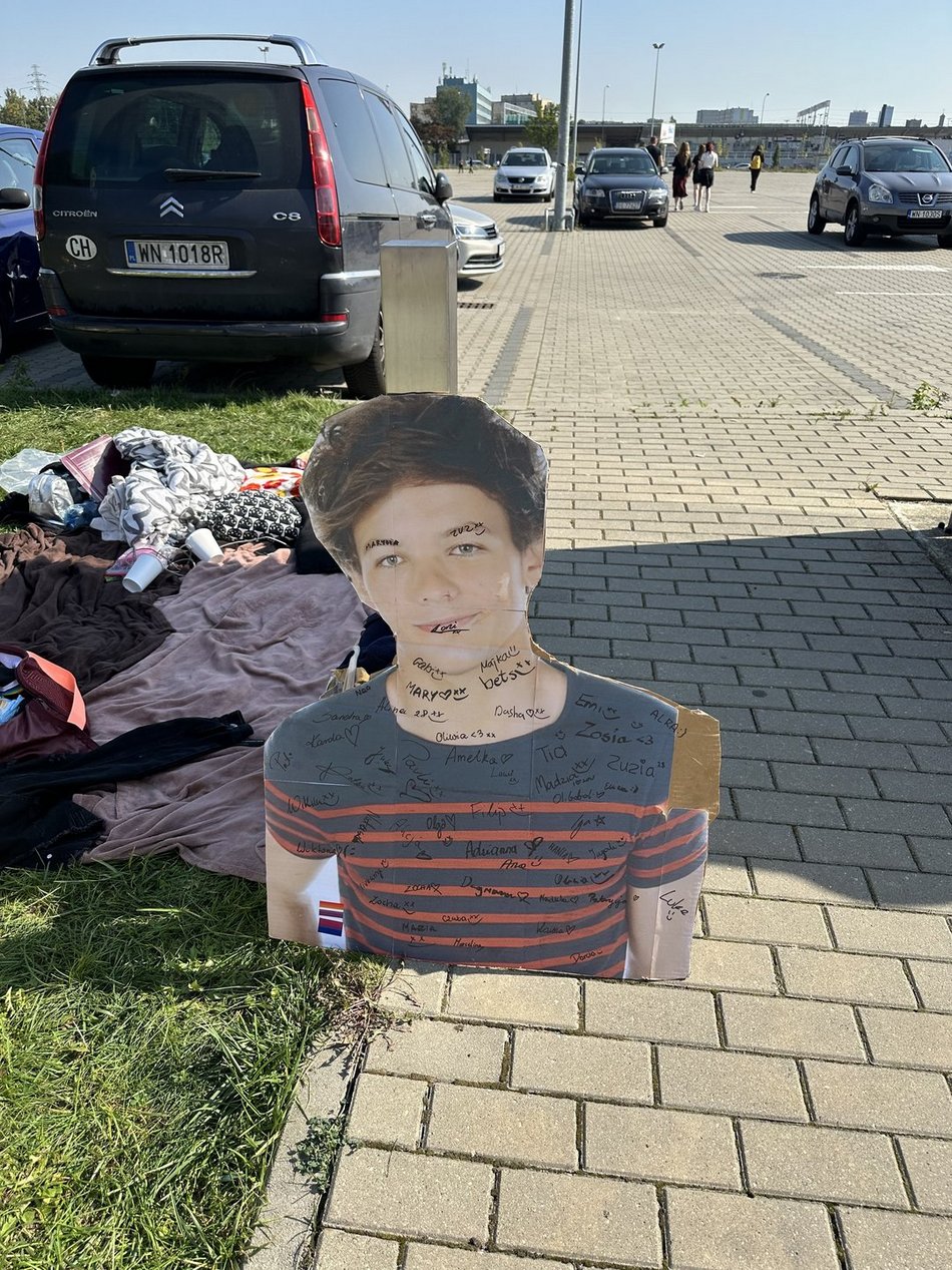 Tłumy fanek Louisa Tomlinsona przed Atlas Areną