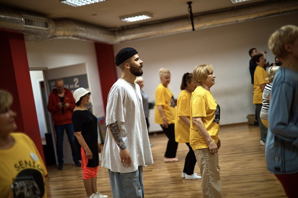 tańczący seniorzy