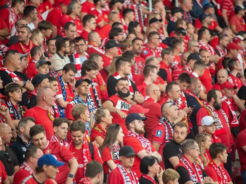kibice na trybunach
