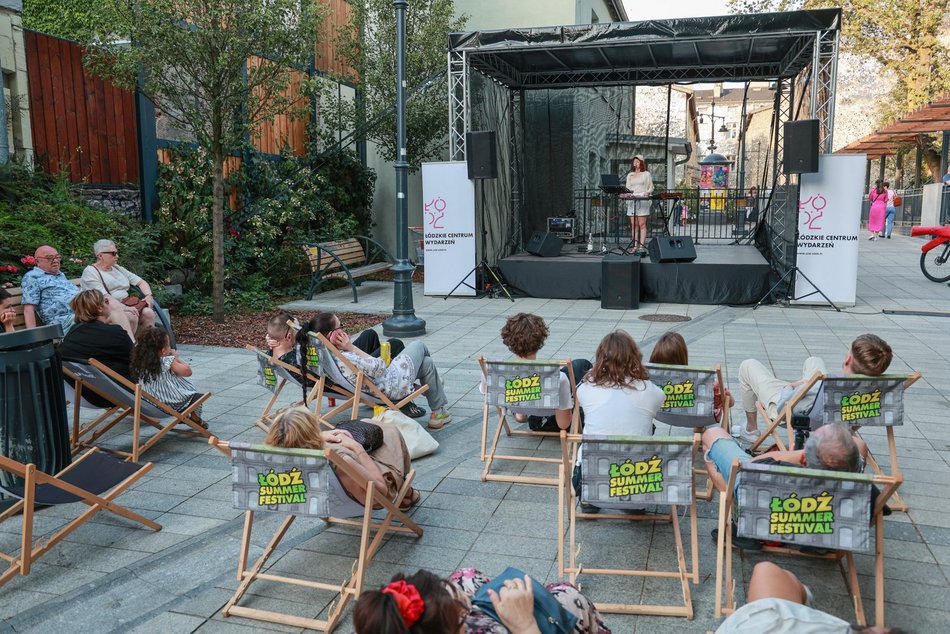 Łódź. Sobotnie Brzmienia na Piotrkowskiej w Łodzi rozpoczęte. Magiczny wieczór w Pasażu Róży