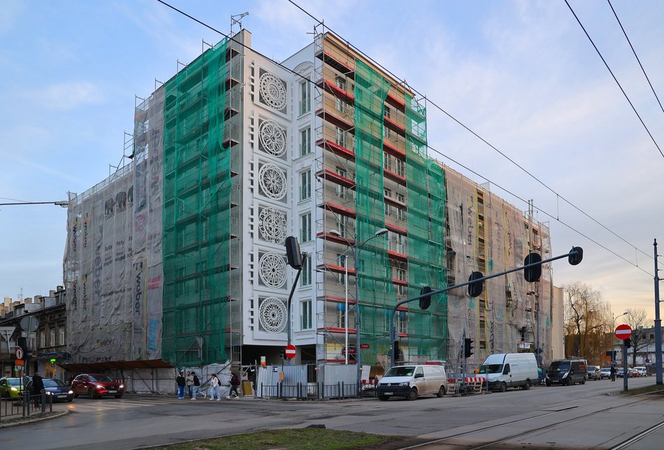 Łódź. Biała kamienica na rogu Zachodniej i Więckowskiego