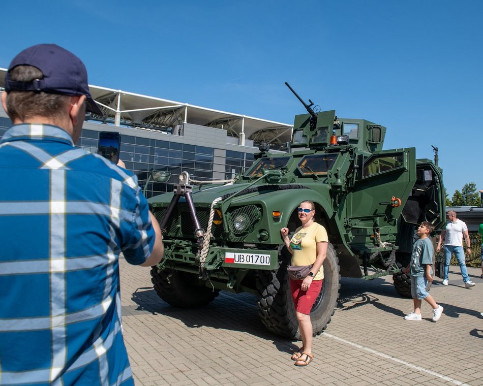 Wielka parada przed meczem Gortat Team vs NATO. Celebryci, żołnierze i sprzęt wojskowy