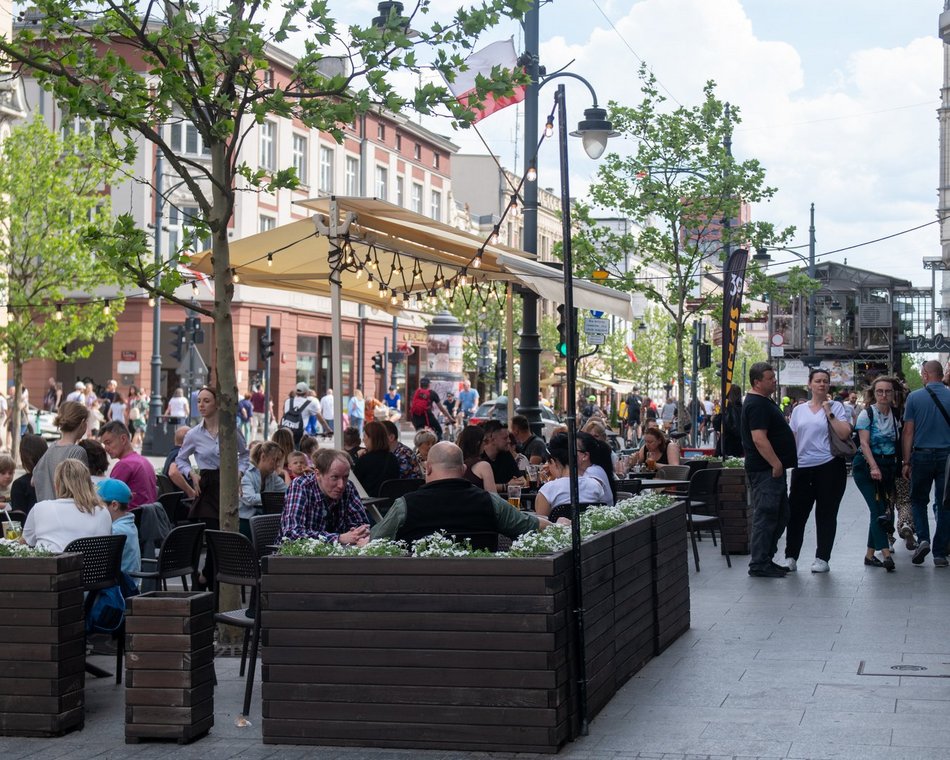 Łódź. Majówka 2025 na Piotrkowskiej w Łodzi. Tak łodzianie i turyści spędzają wolne chwile!