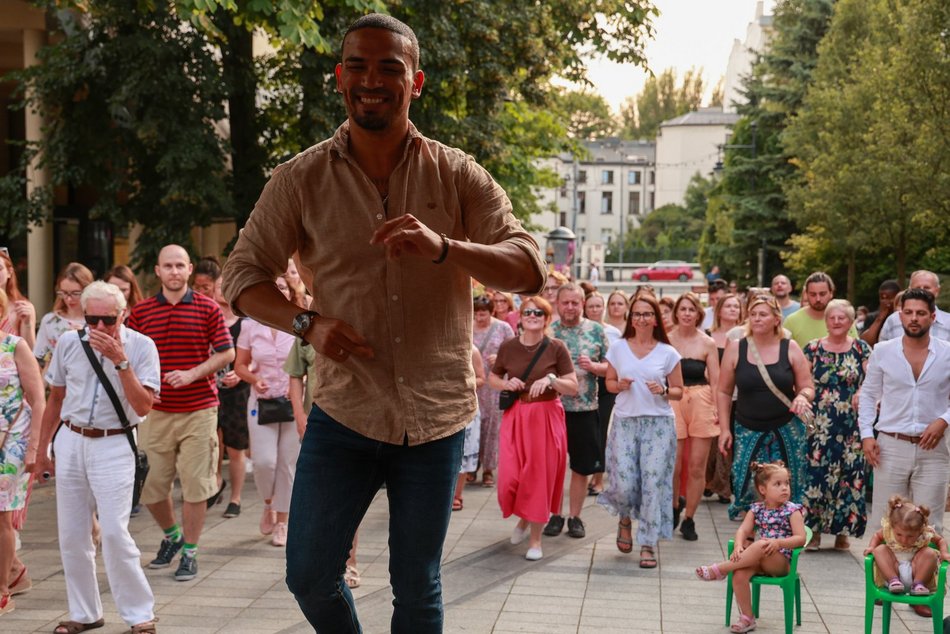 Łódź. Niedzielna potańcówka przy Piotrkowskiej. Łodzianie potrafią się bawić!